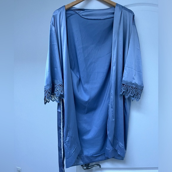 Silk robe - Picture 2 of 7
